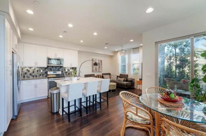 Beautiful Modern Spacious Condo Near San Diego