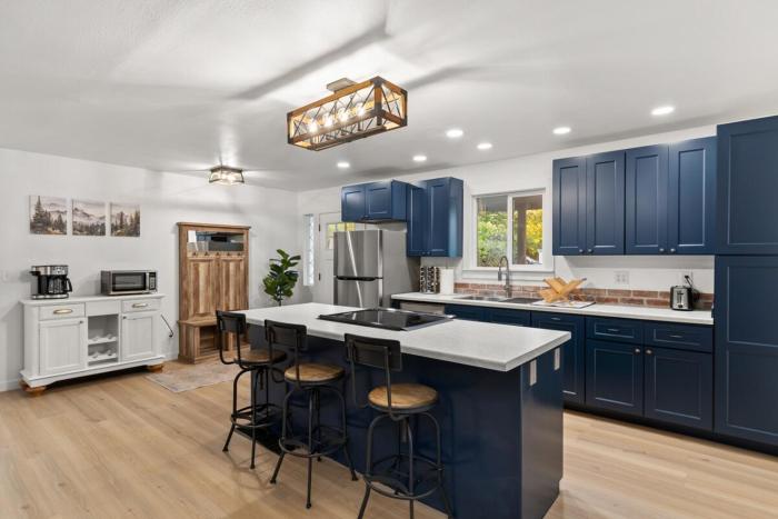 4 min to Hospitals Modern Northside Haven