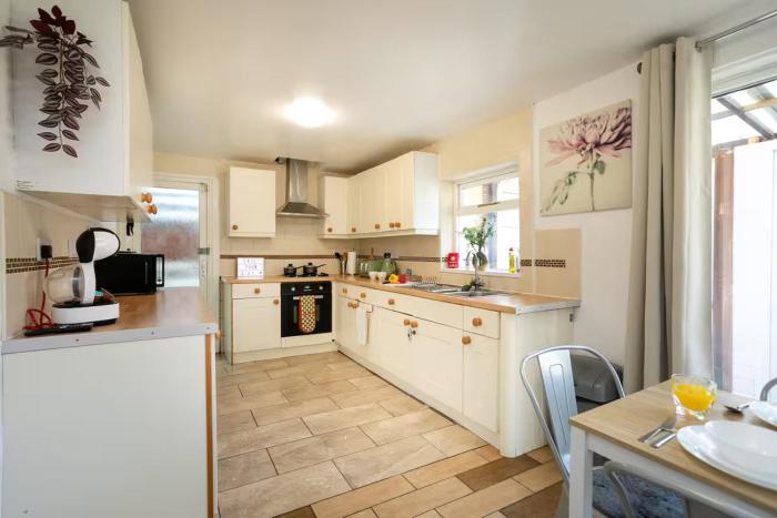 Spacious 5-Bed Garden Home with Parking WiFi - Pass the Keys