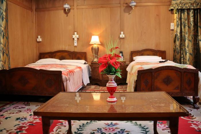 Chicago Group of Houseboats