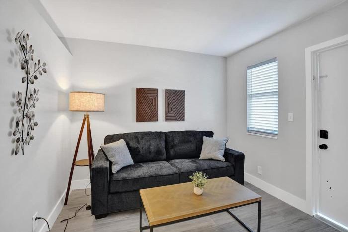 Rustic Retreats Cozy 1BR for 2 guests minutes from Las Olas