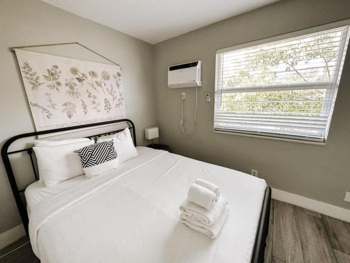 Rustic Retreats Cozy 1BR for 4 guests minutes from Las Olas