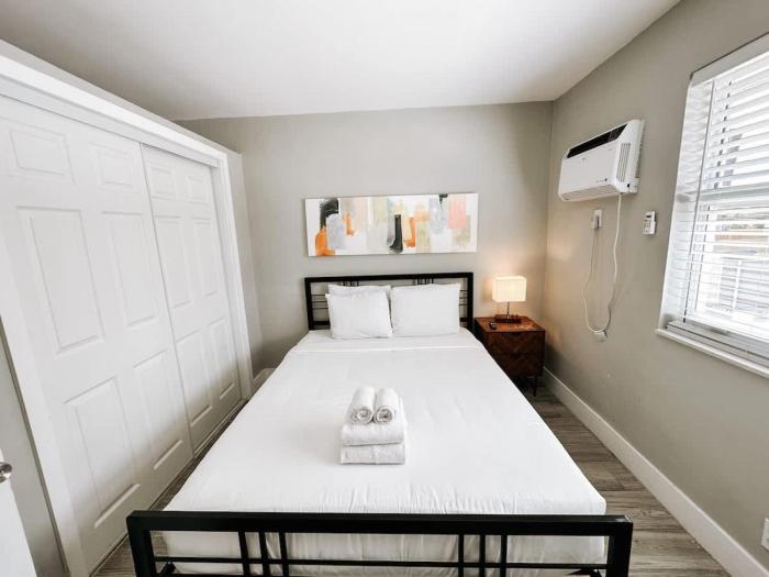 Rustic Retreats Cozy 1BR for 4 guests minutes from Las Olas