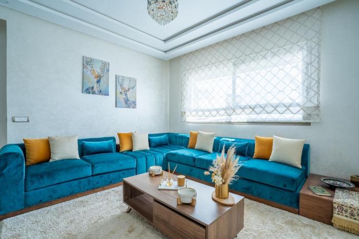 Modern Pool View Apartment - Fast Wi-Fi & Parking