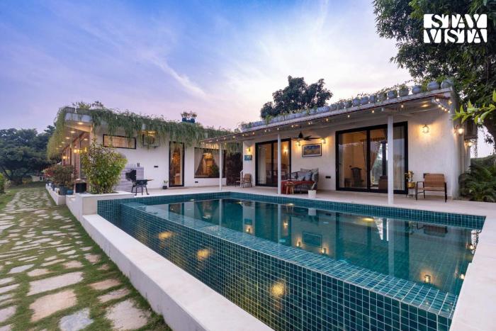 StayVistas Bagaan Farm Stay - 4BHK Pet-Friendly Villa with Home Theatre