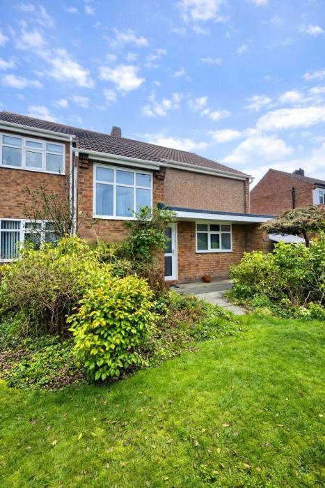 Luxury Hale Home, 6 mins from Airport with Driveway and Garden- Sleeps 7