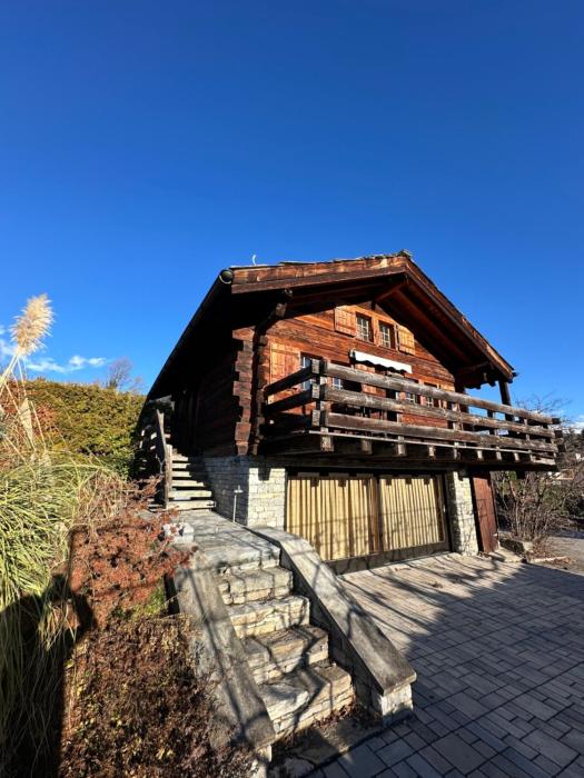Chalet à Savièse en bordure de forêt