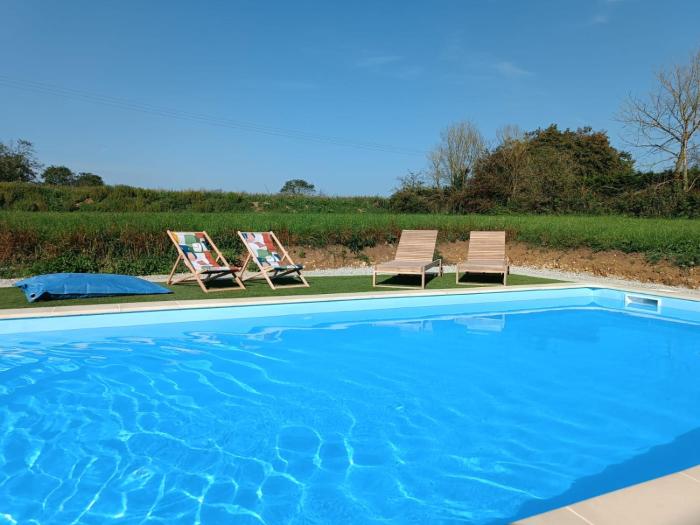 4 minutes from Sainte-Mère-Église - Independent apartment on first floor of big house with garden and heated pool opened if weather is ok