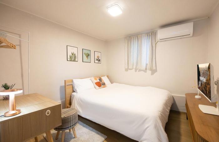 A cozy, welcoming space perfect for 3 to 7 guests with Free laundry and Parking
