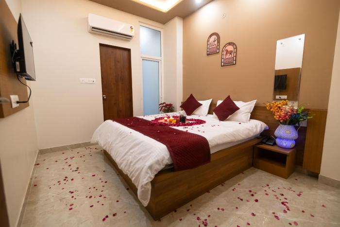 Hotel Raaz and Family Restaurant