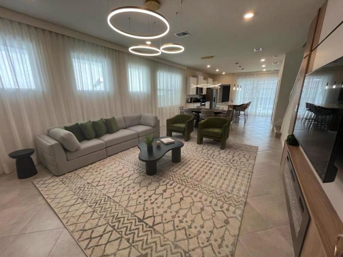 5 Bedrooms 55 Bathrooms Windsor Cay 16163Cc