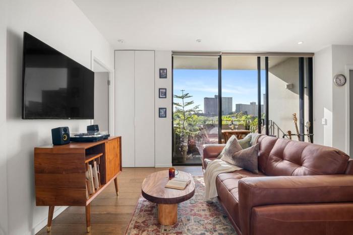 The Italian Library - Amazing Views and Free Parking!