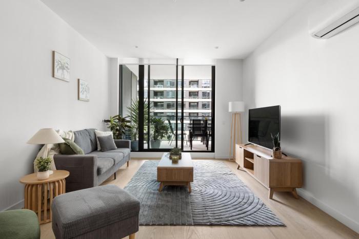 Free parking - trackside apartment with pool, gym