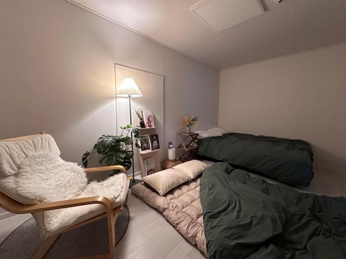 Spacious 2BR Entire Home for 6 Guests, Easy Public Transport ,Kitchen