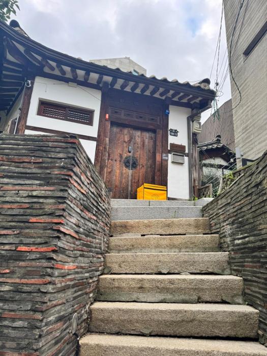 Private Hanok Samcheong 3BR 4Bed 6pax Yard 8table Netflix