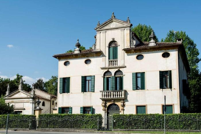 Villa storica con giardino