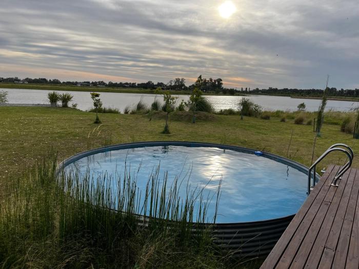 Eco casa con salida a Laguna de las Pampas con muelle y piscina