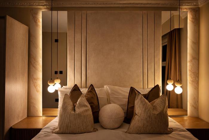 2 double bedrooms, 2 baths, Full kitchen, Newly Refurbished