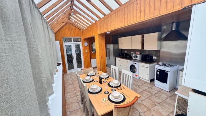 Spacious house in Hamilton with free parking & WiFi