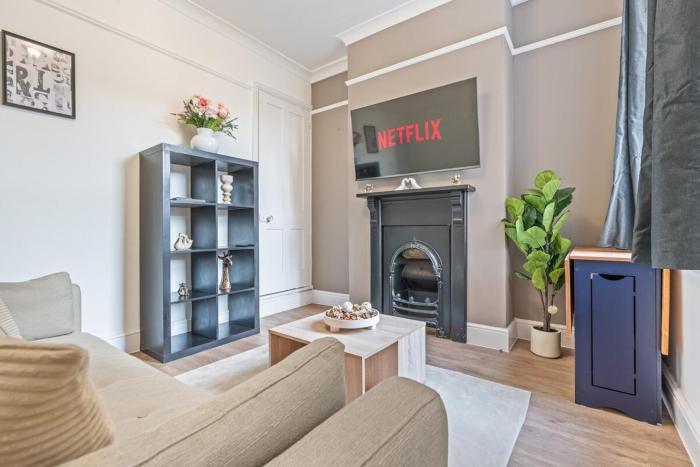 NEW! Sleeps 5 - Free Parking - Contractors