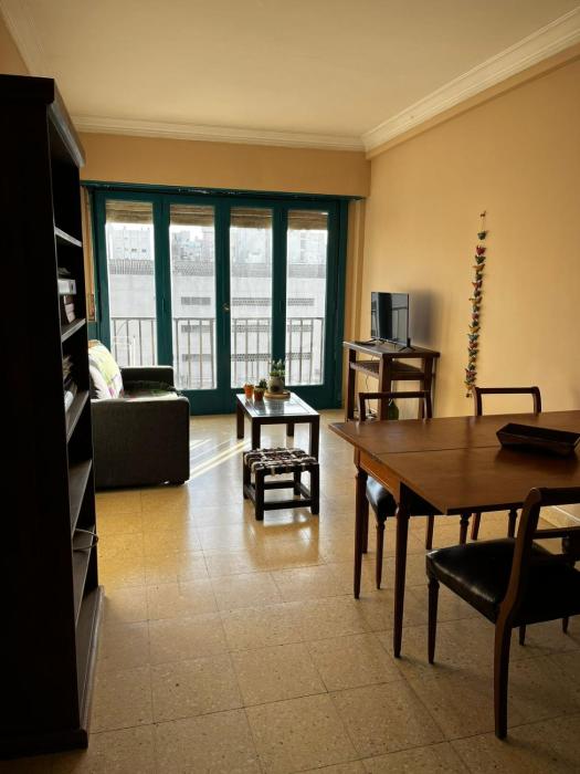 Dos ambientes con Balcon Av Colon