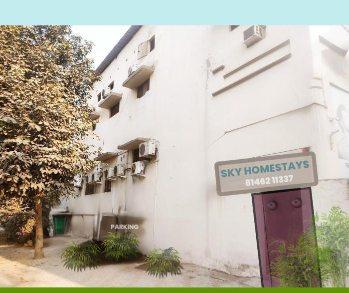 SKY HOMESTAYS - Smart Budget Rooms Near DAV Collage