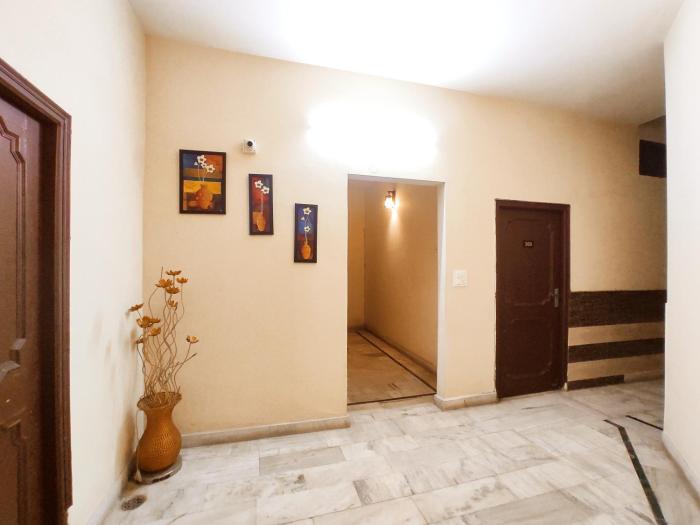 SKY INN GUEST HOUSE - Smart Budget Rooms Near DAV Collage, HMV, Maqsudan, Sabzi Mandi, Grain Market, NIT, Verka Plant, Workshop Chowk - For Corporates, Familes, Couples