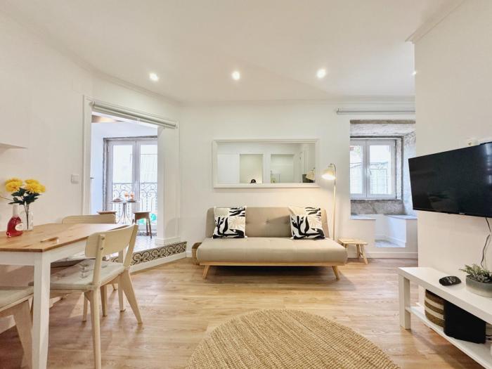 Woody Boutique 6 trendy flat by Homeful Homes