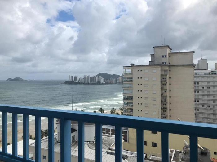 Pitangueiras Apartment, great location, oceanfront
