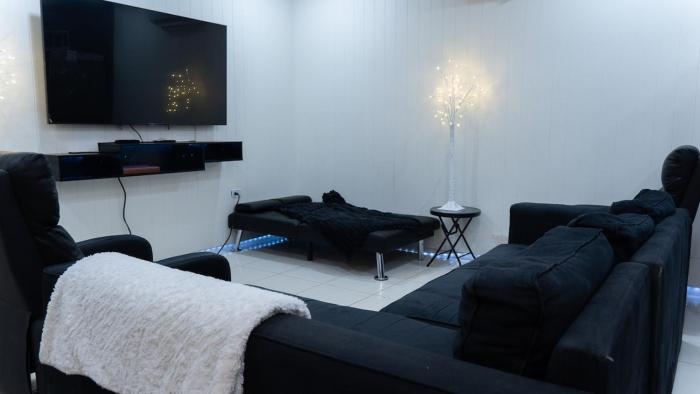 Spacious 2- Bedroom City House with Pergola