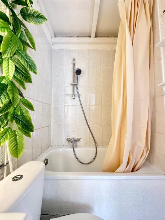 Lyon - Valmy - Gorge de loup avec Parking privée