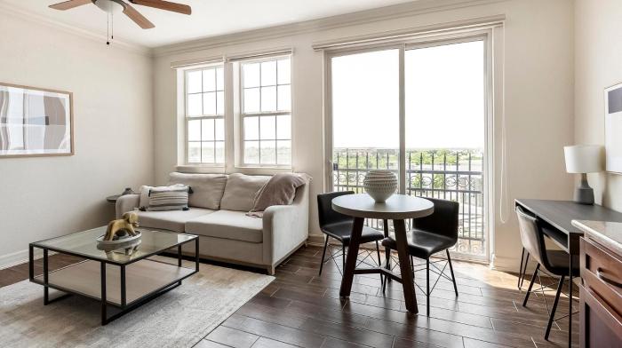 Landing Spectacular Studio Clubhouse Pool