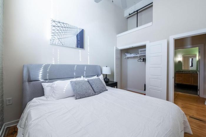 Landing Beautiful 1BD Pool Gym