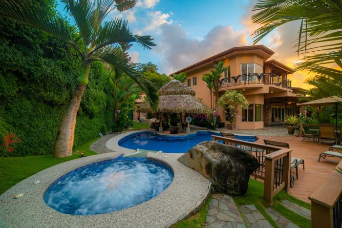 Casa Oasis 5 bdrs private pool in Los Suenos