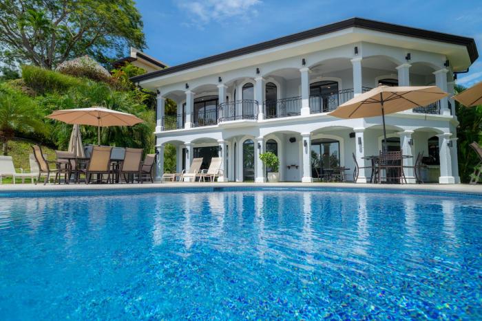 Casa Patron 6 bdrs pool in Los Suenos