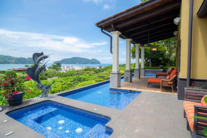 Villa Angel 4 bdr Ocean View pool in Los Suenos