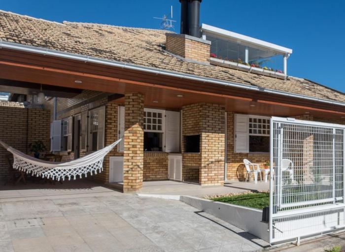 Apartamento térreo com área privativa a 200 metros do mar