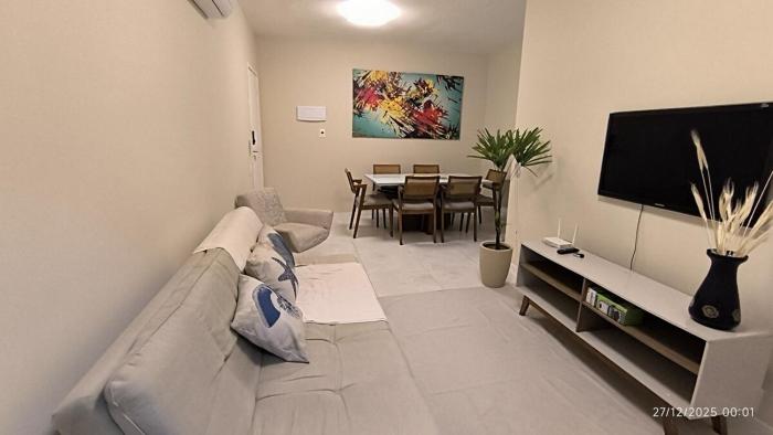 Apê no Guarujá, ar, wi-fi, garagem e praia a pé!