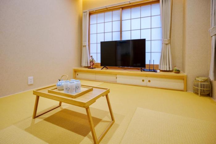 M201 Hibiya Line, 5-minute walk to Minowa ! Straight line to Ueno, Akihabara ,and Roppongi! Family room for 5-6 people!