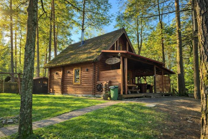Jugland-Private Riverside Retreat with Sauna & Hot Tub