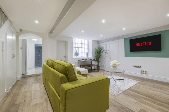 Central 3 Bedroom Next To Brighton Shopping Centre & Beach Sleep 16 Guests