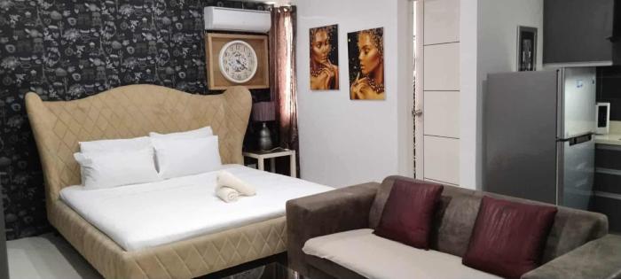 Kandi Grosvenor Modern Studio Unit E-14