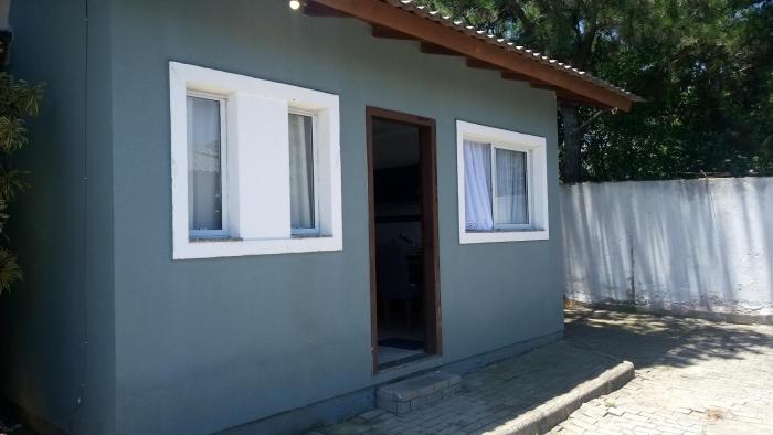 Casa inteira com churrasqueira e estacionamento