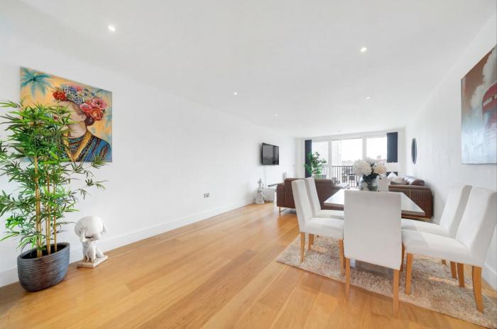 Luxury Riverside 3-Bed Apartment with En-Suite Bathrooms & Balcony