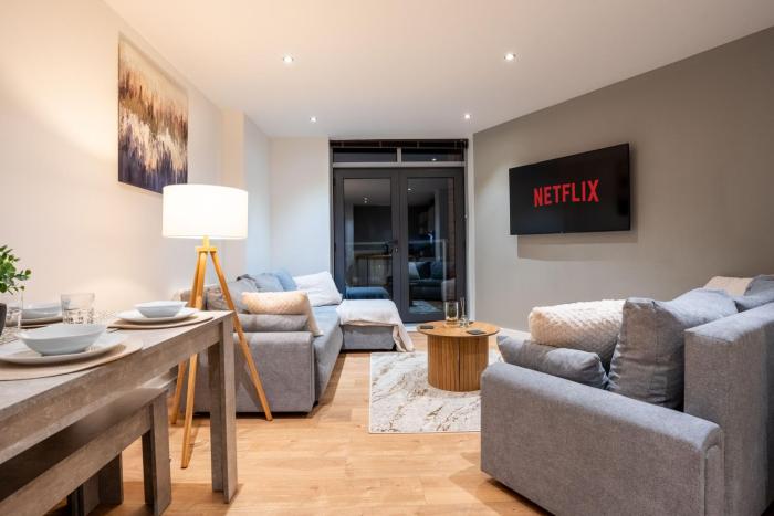 Stylish 2 Bedroom APT with Balcony