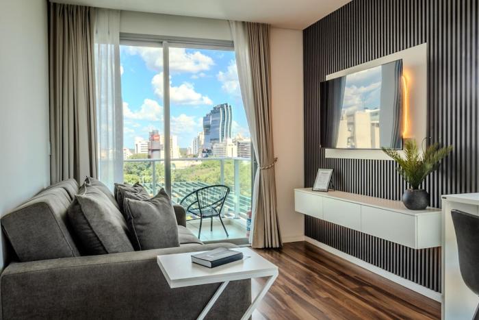 Modern apartment steps from Shopping del Sol