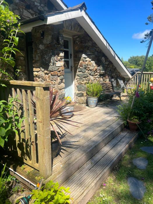 Lofthouse - secluded quirky cottage with sea views!