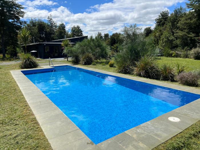 Casa con 2 Piscinas y Cama elástica