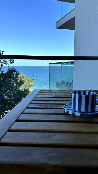 Modern 1-bed with pool & seaview