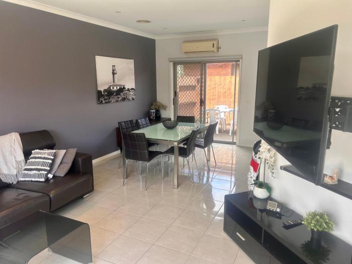 Modern Furnished Home in Altona Meadows, 20min CBD, 5min Beach
